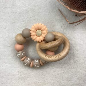Bijtring met naam en ringen en bloemen en hout