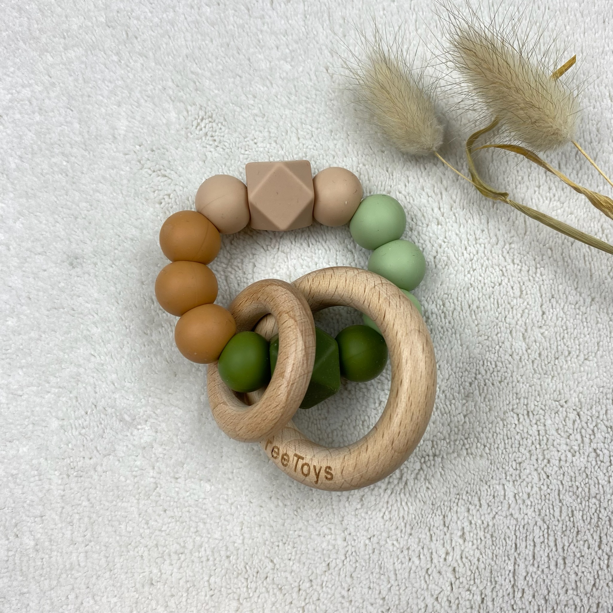 Bijtring met naam ~ Caramel groen