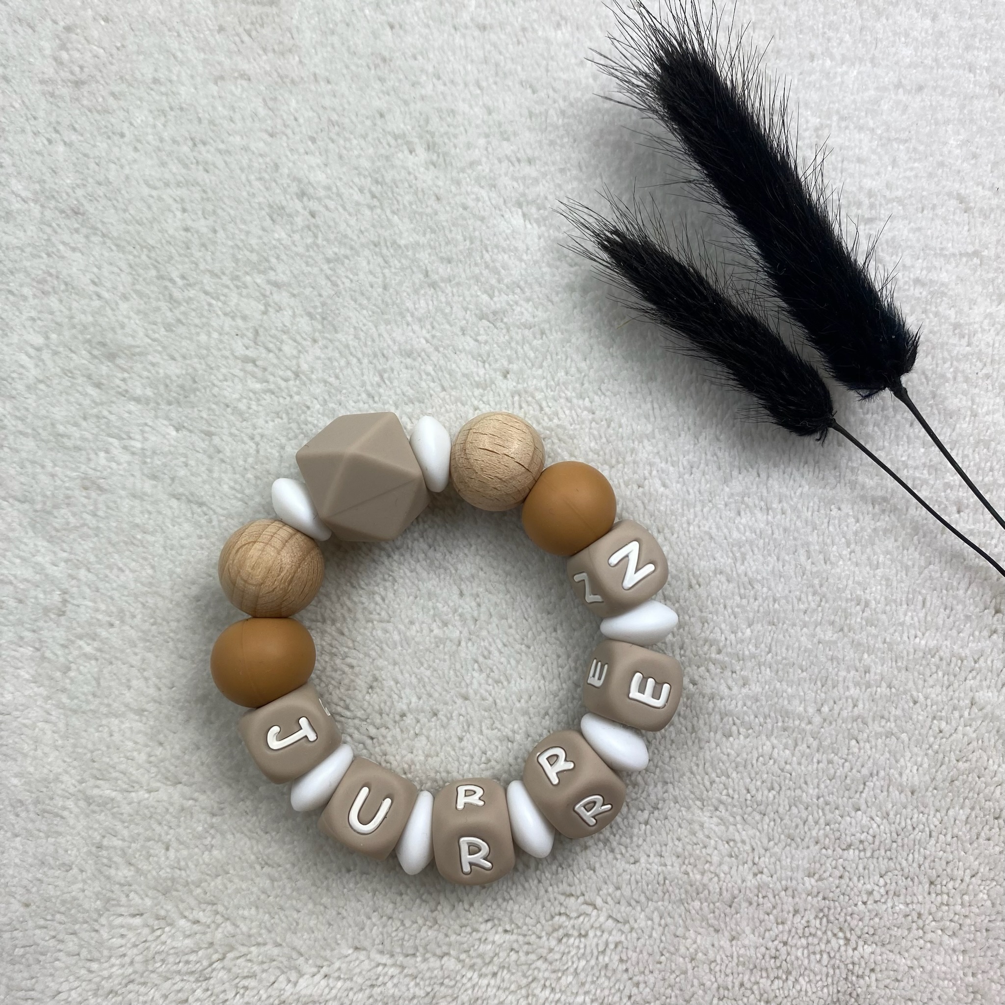 Bijtring met naam taupe