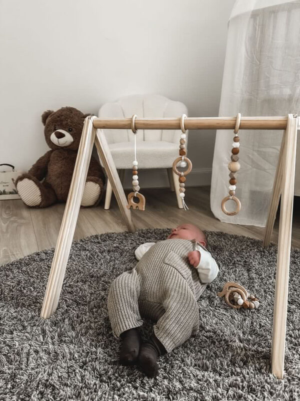 babygym met baby op een vloerkleed