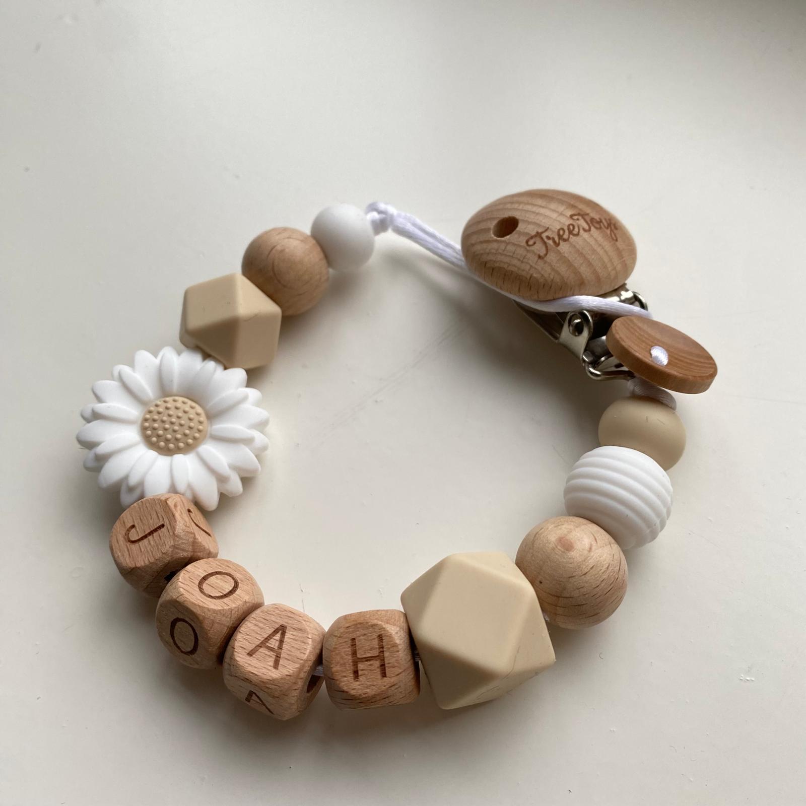 Speenkoord met naam Daisy Creme en houten letters