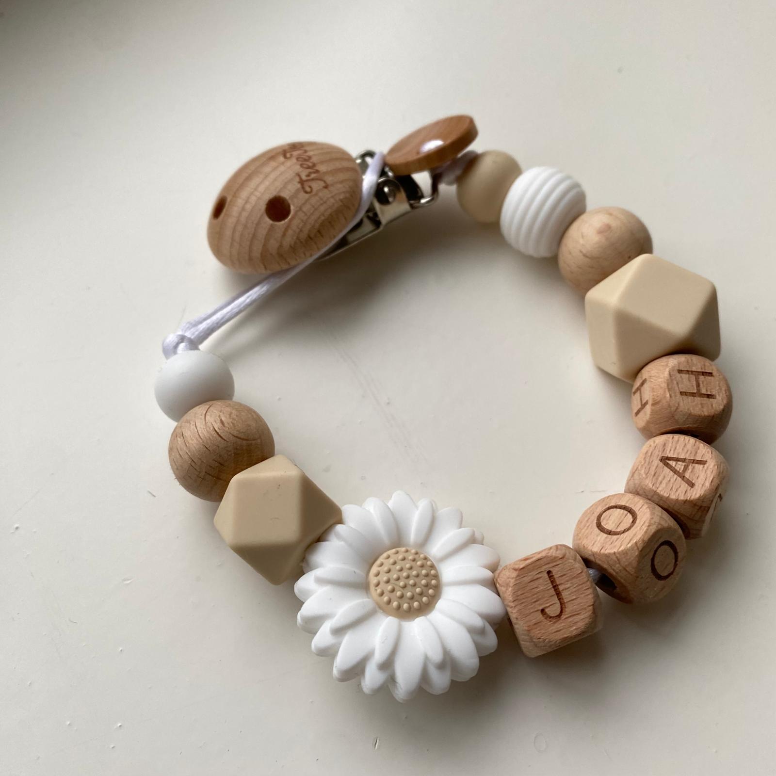 Speenkoord met naam Daisy Creme en houten letters