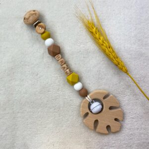 Wagenhanger met naam okergeel choco met blaadje en belletje