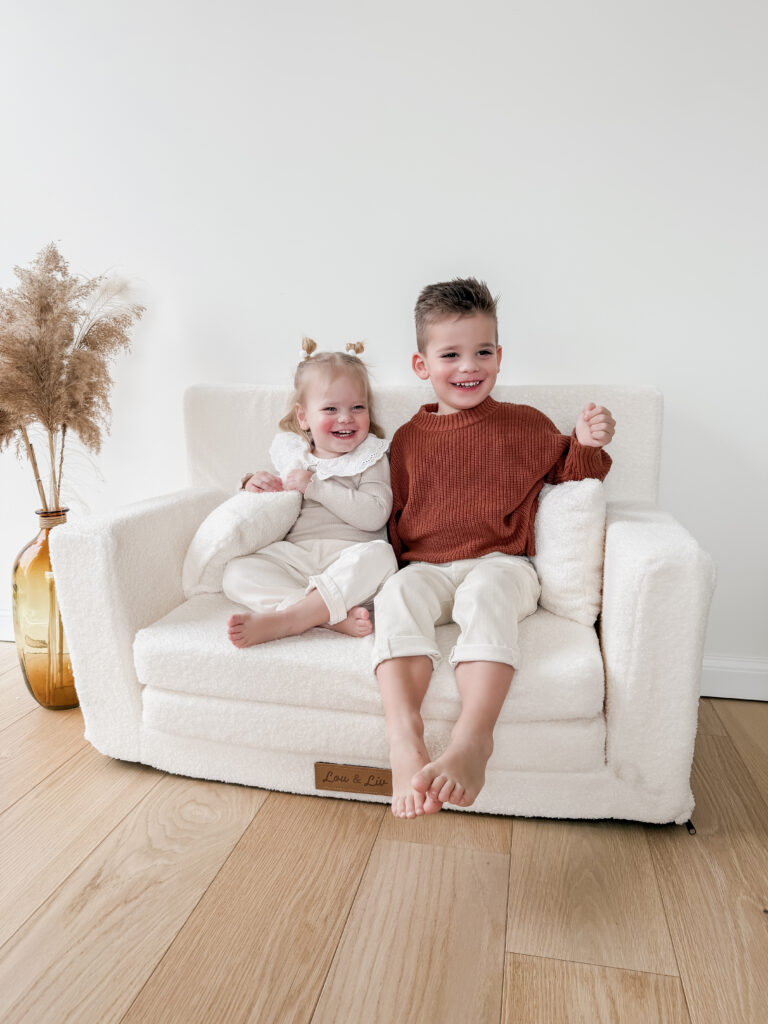 Witte Teddy bank met kinderen erop