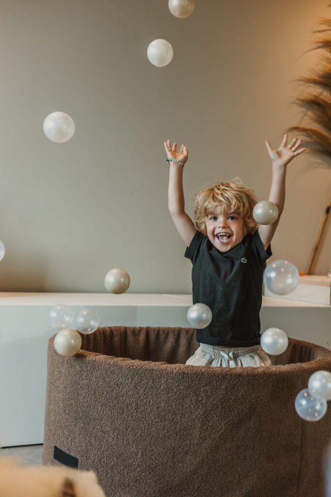 Kindje is blij met het leukste kraamcadeau met naam een ballenbak met ballen