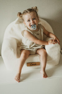 Kinderfauteuil met kindje erin en de naam Coco erop 2
