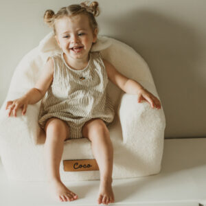 Kinderfauteuil met kindje erin en de naam Coco erop