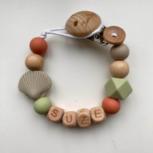 Speenkoord met naam Suze en een houten clip