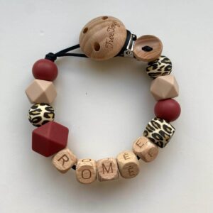 Speenkoord met naam Wijnrood panter kleuren en naam Romee