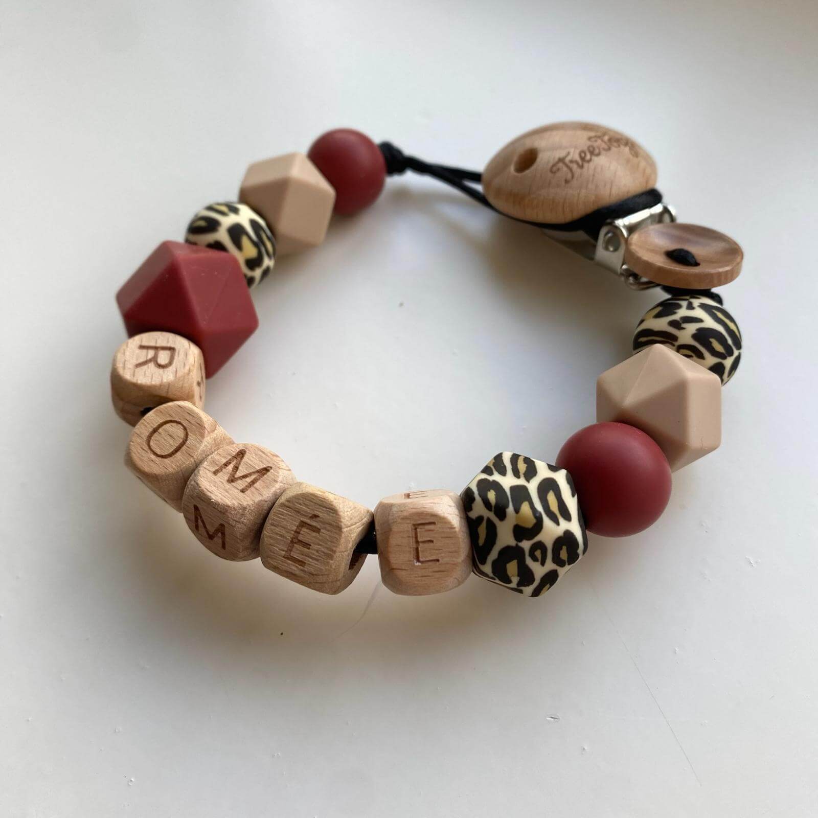 Speenkoord met naam Wijnrood panter kleuren en naam Romee