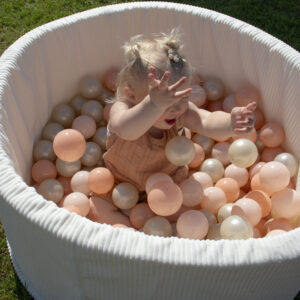 Ballenbak ribstof wit buiten spelen in de zon