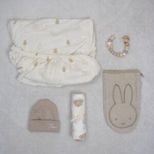 Cadeaupakket nijntje met daarin washand, muts met naam, hydrofiel doek, speenkoord, hoeslaken