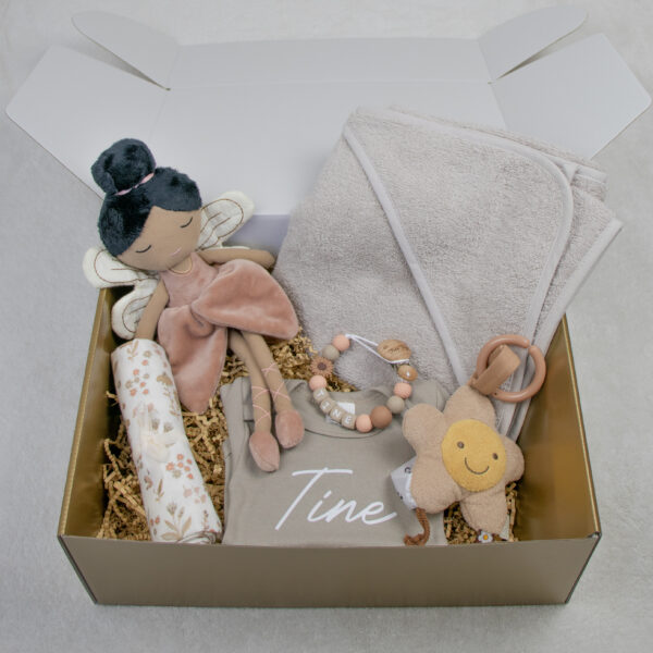 Cadeaupakket groot bloemen, knuffel, badcape, speenkoord, wagenhanger, hydrofieldoek