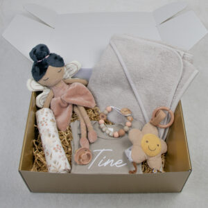 Cadeaupakket groot bloemen, knuffel, badcape, speenkoord, wagenhanger, hydrofieldoek