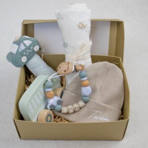 Cadeaupakket klein auto met daarin een rammelaar, muts met naam, houten auto hydrofiele doek, speenkoord met naam
