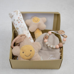 Cadeaupakket klein bloemen met wagenhanger, muts met naam, speenkoord, rammelaar en hydrofiele doek. Bloemen thema