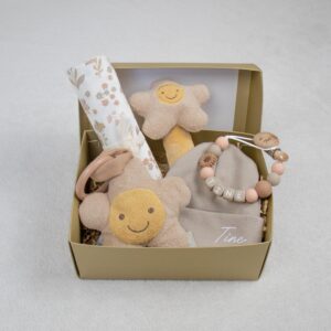 Cadeaupakket klein bloemen met wagenhanger, muts met naam, speenkoord, rammelaar en hydrofiele doek. Bloemen thema