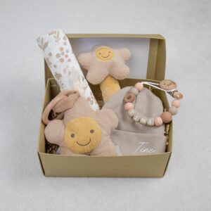 Cadeaupakket klein bloemen met wagenhanger, muts met naam, speenkoord, rammelaar en hydrofiele doek. Bloemen thema