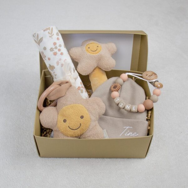 Cadeaupakket klein bloemen met wagenhanger, muts met naam, speenkoord, rammelaar en hydrofiele doek. Bloemen thema
