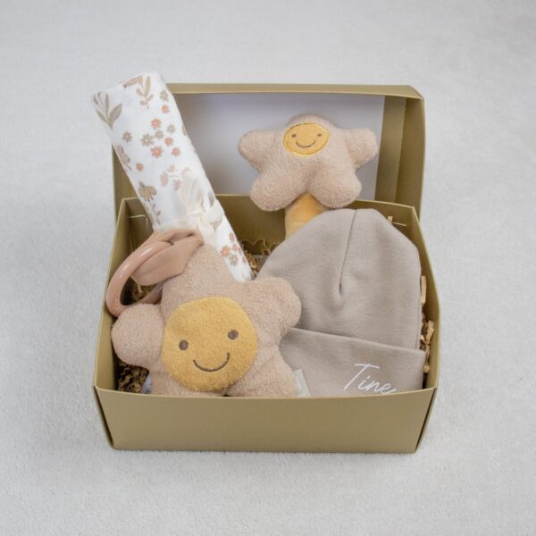 Cadeaupakket klein bloemen met wagenhanger, muts met naam, rammelaar en hydrofiele doek. Bloemen thema