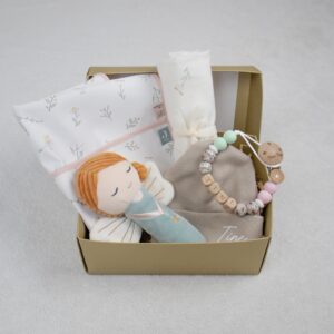 Cadeaupakket klein fee met muts met naam, hydrofiele doek, speenkoord, rammelaar en slab