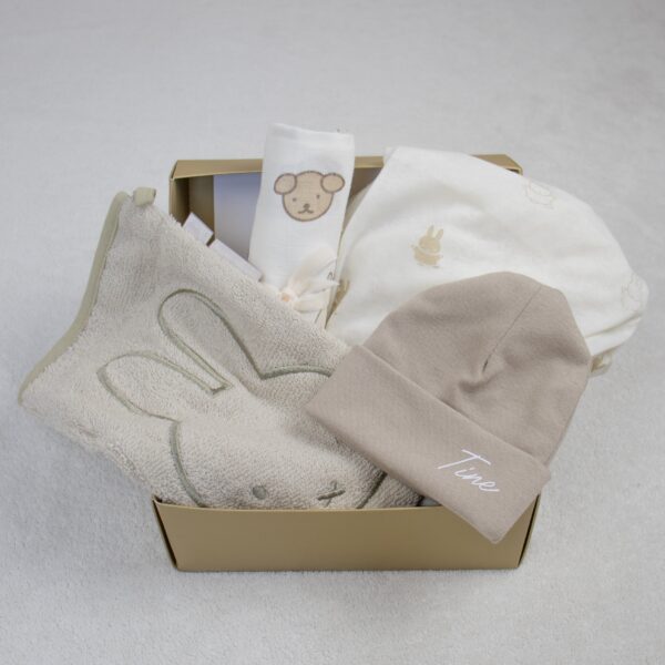 Cadeaupakket nijntje klein met washand, hoeslaken, hydrofiele doek, muts met naam en speenkoord