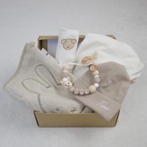 Cadeaupakket nijntje klein met washand, hoeslaken, hydrofiele doek, muts met naam en speenkoord