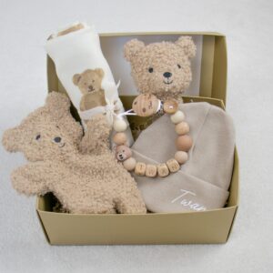Cadeaupakket klein teddy beer met een hydrofiele doek, rammelaar, wagenhanger, muts met naam en een speenkoord teddy