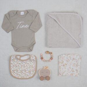 Cadeaupakket klein met een badcape, slab, romper, monddoek, houtenspeelgoed en speenkoord bloemen thema