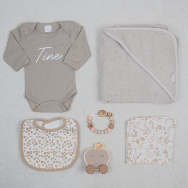 Cadeaupakket klein met een badcape, slab, romper, monddoek, houtenspeelgoed en speenkoord bloemen thema