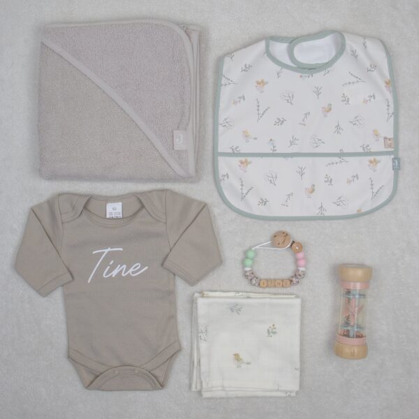 Cadeaupakket klein met een badcape, slab, romper, monddoek, rammelaar en speenkoord fairy thema