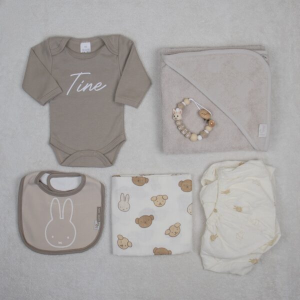 Cadeaupakket middel met badcape, slab, hoeslaken, monddoek, romper en speenkoord