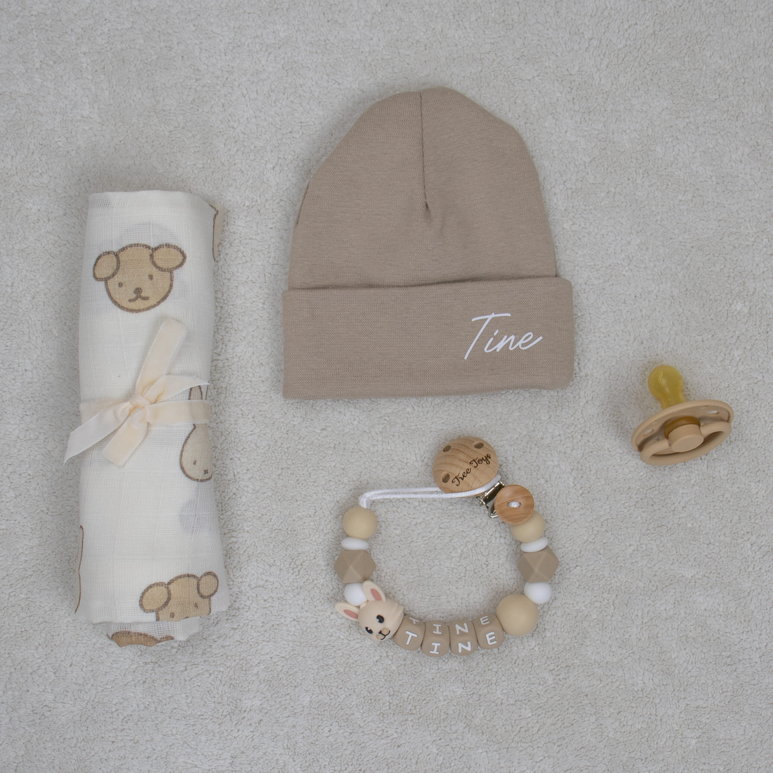 Brievenbuspakket klein muts met naam, hydrofiele doek, speen, speenkoord met naam