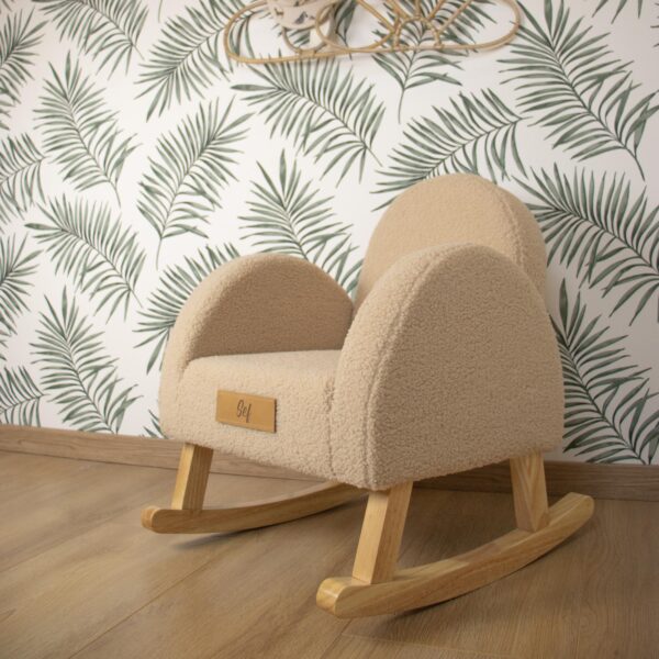 Teddy Beige schommelstoel met naam in babykamer