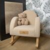 Teddy Beige schommelstoel met naam in babykamer