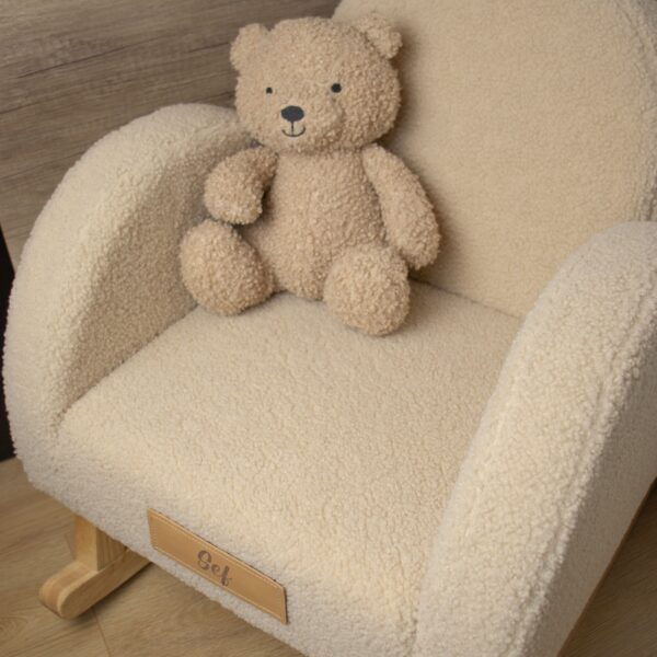 Teddy Beige schommelstoel met naam in babykamer