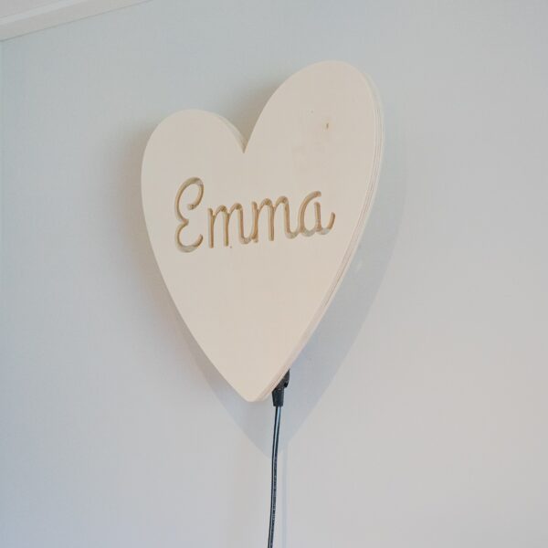 Houten wandlamp hartje met gepersonaliseerde naam