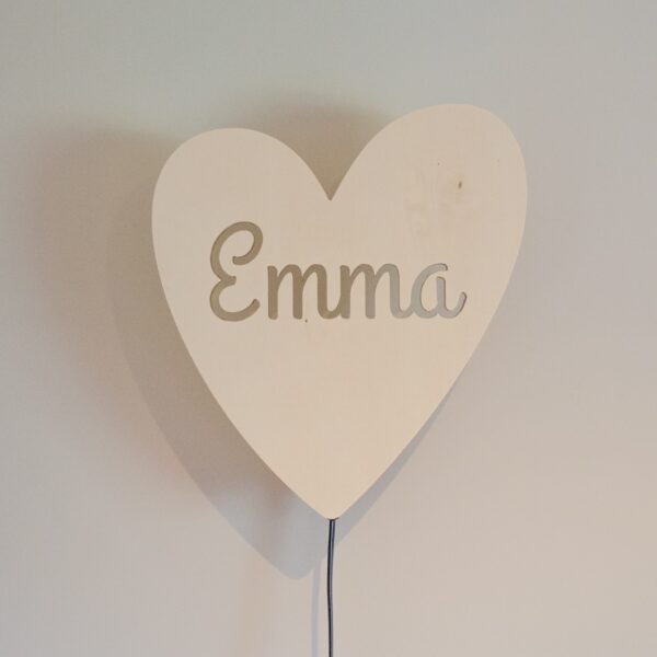 Houten wandlamp hartje met gepersonaliseerde naam