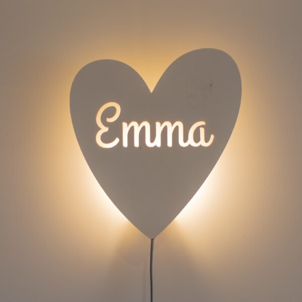 Houten wandlamp hartje met gepersonaliseerde naam