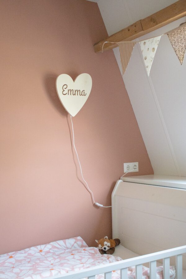 Houten wandlamp hartje met gepersonaliseerde naam