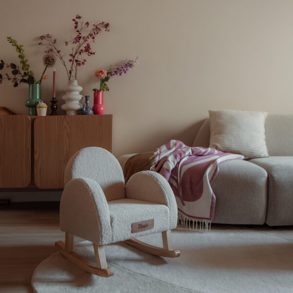 Kinderkamer schommelstoel teddy beige met naam