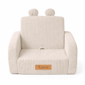 Lieve, uitklapbare kinderfauteuil in zachte wit teddystof met schattige oortjes aan de bovenkant. De stoel heeft een speels en comfortabel ontwerp en is voorzien van een persoonlijk naamlabel. Uitgeklapt vormt de fauteuil een knus ligplekje, perfect voor kinderen om te ontspannen, spelen of een dutje te doen. Ideaal voor de kinderkamer of speelhoek.