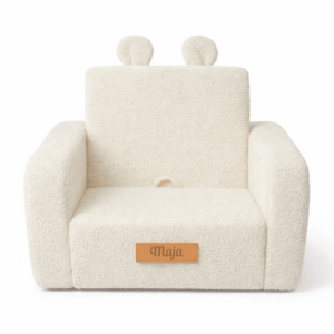 Lieve, uitklapbare kinderfauteuil in zachte wit teddystof met schattige oortjes aan de bovenkant. De stoel heeft een speels en comfortabel ontwerp en is voorzien van een persoonlijk naamlabel. Uitgeklapt vormt de fauteuil een knus ligplekje, perfect voor kinderen om te ontspannen, spelen of een dutje te doen. Ideaal voor de kinderkamer of speelhoek.
