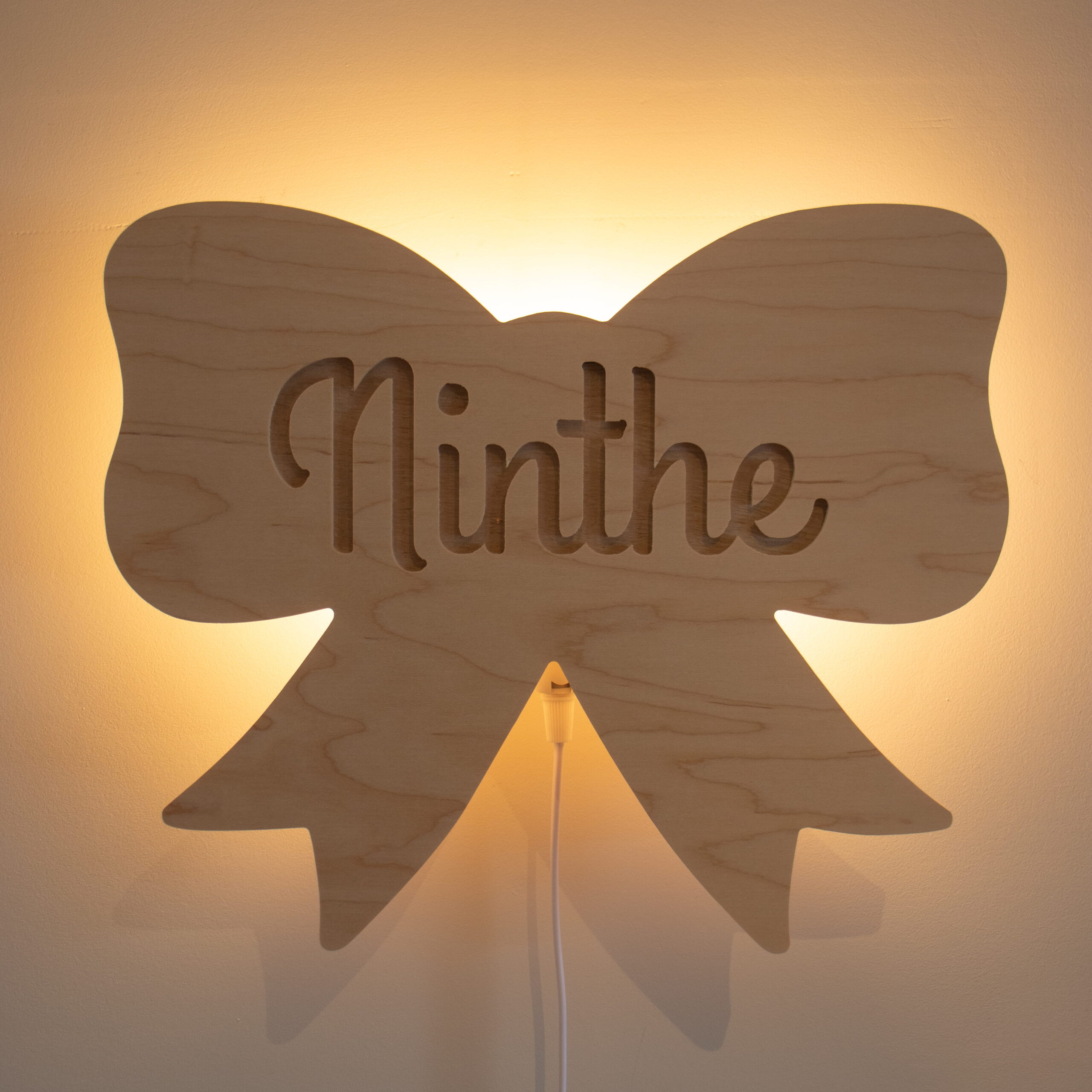 Houten wandlamp met naam strikje te personaliseren met naam