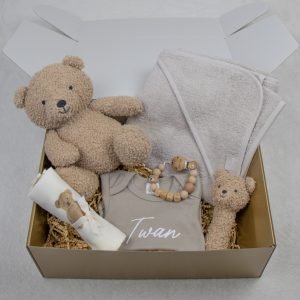 Cadeaupakket teddy beer met knuffel romper badcape rammelaar hydrofiel doek speenkoord
