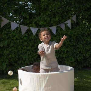 Ballenbak teddy wit met een jongentje erin