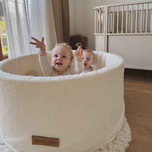 Kraamcadeau met naam, een ballenbak teddy wit met spelende kindjes